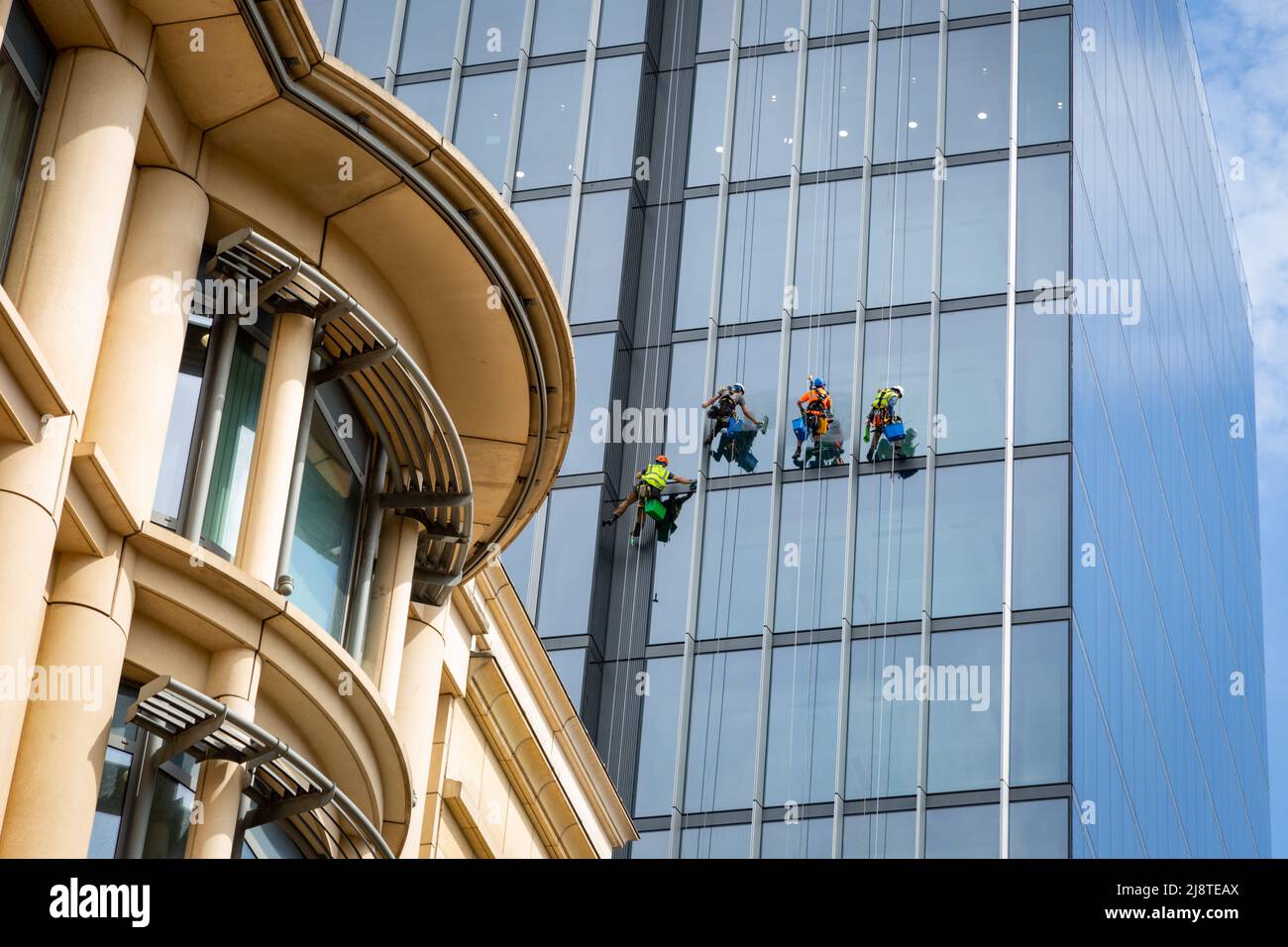 Fensterputzer reinigen ein Hochhaus Stockfoto