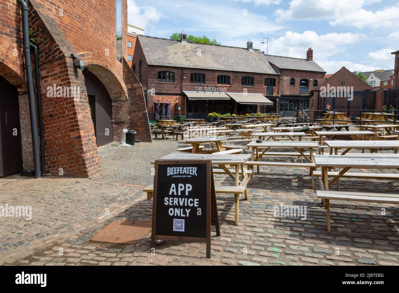 Leere Pub-Sitzplätze im Freien, Birmingham, Großbritannien Stockfoto