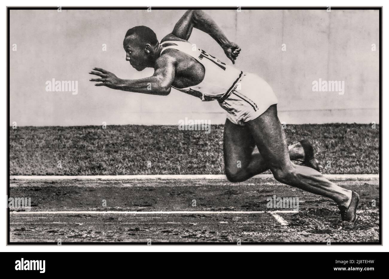 Jesse Owens bei den Olympischen Spielen 1936 Nazi-Deutschland bei den Olympischen Sommerspielen 1936 in Berlin, Deutschland, erlangte er internationalen Ruhm, indem er vier Goldmedaillen gewann: 100 Meter, Weitsprung, 200 Meter und 4 × 100-Meter-Staffel. Er war der erfolgreichste Athlet bei den Spielen und wurde als schwarzer Amerikaner mit der „eigenhändigen Niederschlagung von Hitlers Mythos von der arischen Vorherrschaft“ in Verbindung gebracht. Offizielle Olympia-Postkarte, Reichssportverlag, Berliner Sieger von vier Goldmedaillen, Berlin Nazi-Deutschland. Stockfoto