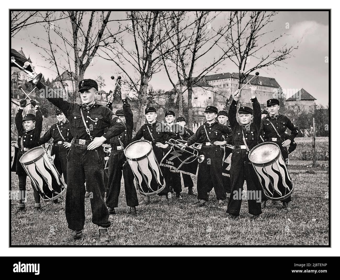 HITLERJUGEND Band der Tübinger Hitlerjugend in Militäruniform auf dem Wöhrd, mit Hohentübingen im Hintergrund. Nazi-Deutschland Datum Februar 1937 Stockfoto