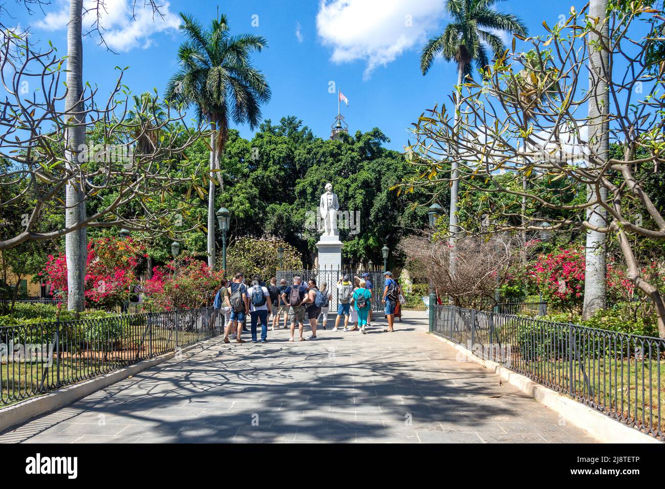 Reisegruppe im Garten, Plaza de Armas, Alt-Havanna, Havanna, La Habana, Republik Kuba Stockfoto