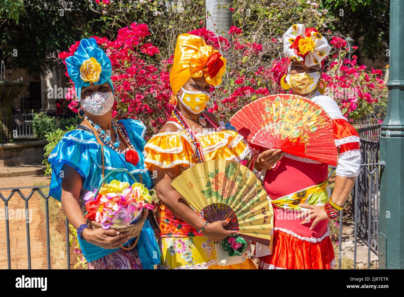 Bunte Blumenmädchen posieren im Garten, Plaza de Armas, Alt-Havanna, Havanna, La Habana, Republik Kuba Stockfoto