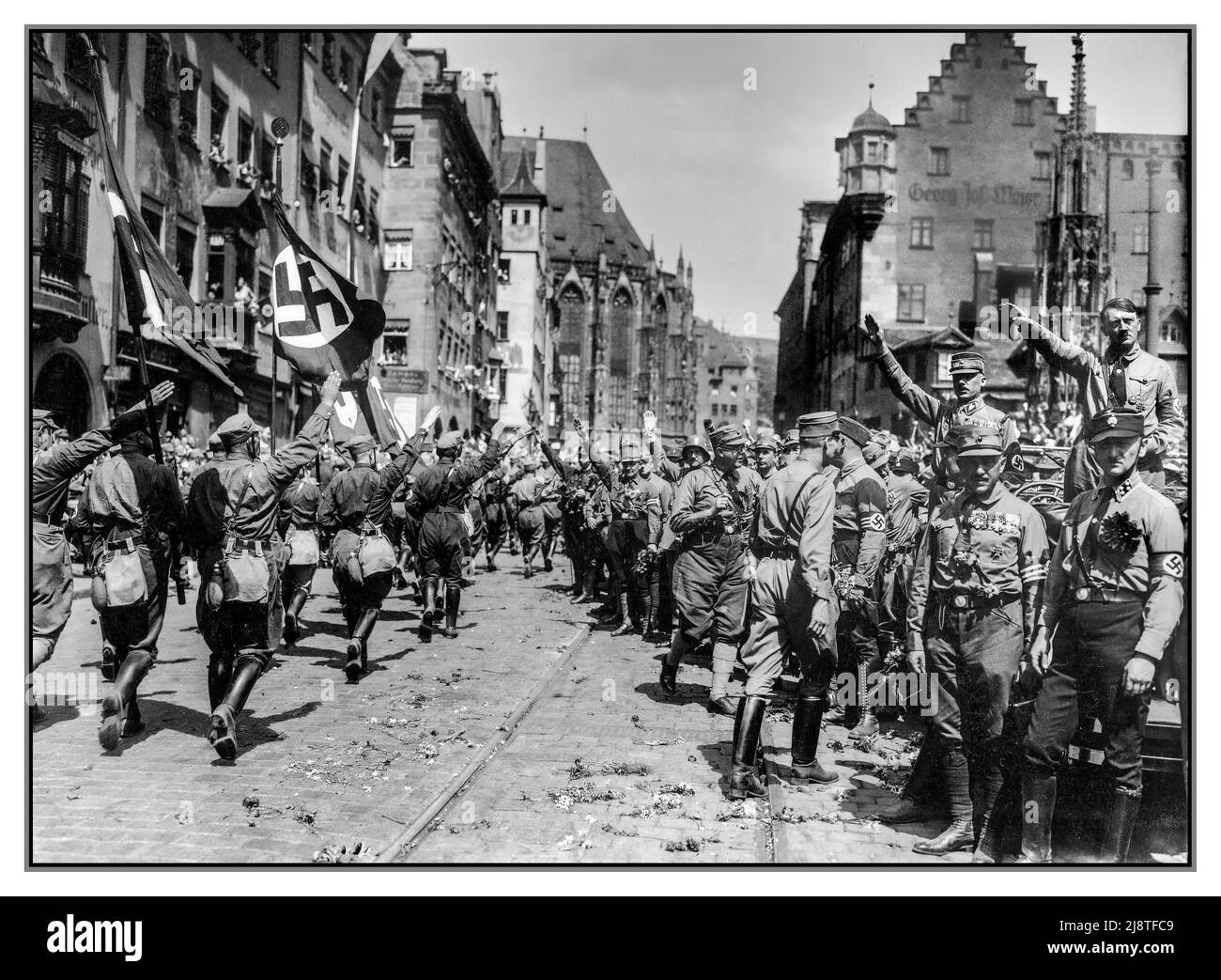 1920s Adolf Hitler (Nazi-Parteiführer), Franz Pfeffer von Salomon (SA-Führer), etc. Auf der Nürnberger Kundgebung 1929, dem NSDAP-Kongress, der am 1. Und 4. August in Nürnberg stattfand. Paraden von Mitgliedern der STURMBLEITUNG SA, Nazi-Grüße, Parteiflaggen mit Nazi-Hakenkreuz, Braunhemd-Uniformen, Stockfoto