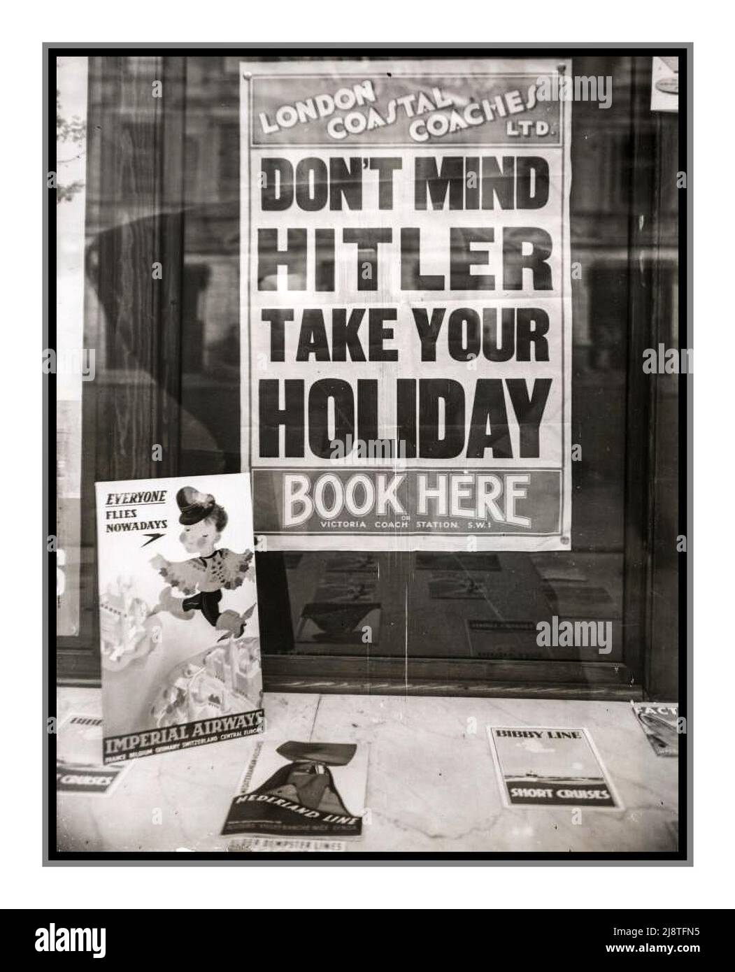1939 vor dem WW2. Weltkrieg ein britisches Plakat in einem Londoner Reisebüro, das Menschen anweist, trotz der angespannten Situation in Europa (Hitler, Nazi-Deutschland und der zweite Weltkrieg) ihren Urlaub zu buchen. Etwa 1939. London Coastal Coaches Ltd Stockfoto