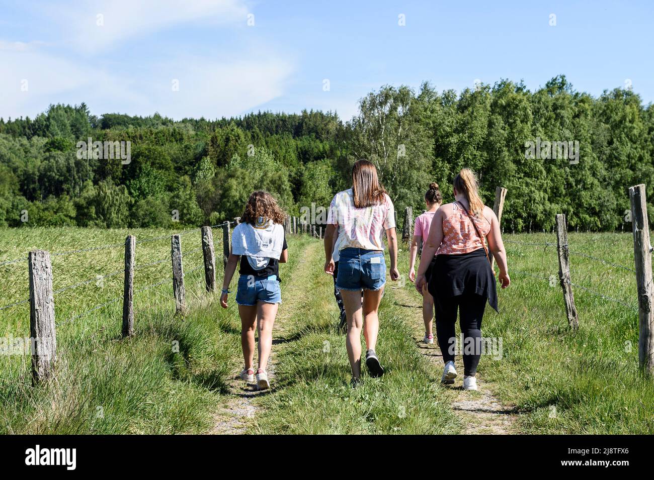 Freunde, die gemeinsam auf einem Landweg spazieren Groupe d'adolescentes en randonnee sur les chemins de campagne Stockfoto