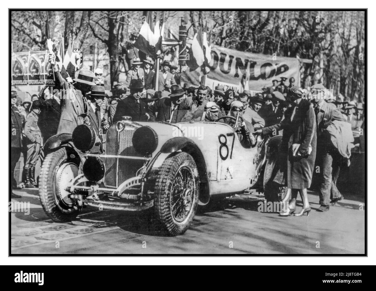 MILLE MIGLIA 1931 MERCEDES-Fahrer Caracciola und seine Frau wünschen ihm viel Glück beim Start der Mille Miglia 12. April 1931 im Mercedes, mit dem sie das Rennen gewonnen haben. Sebastian war der Beifahrer. Datum: 12. April 1931. Rudolf Caracciola war der erste nicht-Italiener, der das berühmte Mille Miglia Straßenrennen gewann. Der Mercedes-Benz Werksteam-Pilot gewann zusammen mit seinem Beifahrer Wilhelm Sebastian das Rennen 1.635km, das vom 12. Bis 13. April 1931 stattfand, in einem Mercedes-Benz SSKL Rennwagen (W 06 RS). Stockfoto