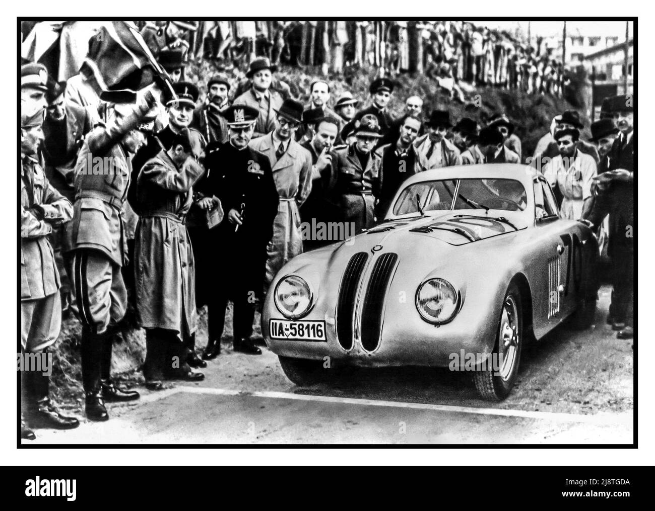 Mille Miglia 1940 - BMW 328 Nummer 70 gefahren von den Gewinnern Fritz Huschke von Hanstein und Walter Bäumer starteten vom Start. 2. Weltkrieg wichtige Details von Mille Miglia 1940 • Datum: 28. April 1940 • Ort: Strecke Brescia–Cremona–Mantua (Dreieckskurs, 165 km pro Runde) • Gesamtstrecke: Ca. 1.500 km (9 Runden) • Renntyp: Rundlauf statt des traditionellen Freistraßenrennen • Veranstalter: Automobilclub von Brescia die Mille Miglia 1940 markierte das Renndebüt des BMW 328 Touring Coupé, ein revolutionän, das das das das das das das das das das das das Rennen dominierte und gewann. Stockfoto