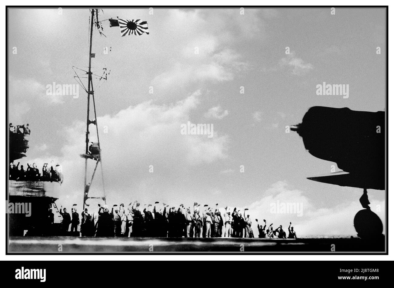 PEARL HARBOR WW2 die japanische Trägercrew setzt am 7. Dezember 1941 ein Nakajima B5N2-Torpedoflugzeug ab, das vom japanischen Flugzeugträger Shokaku oder Zuikaku abfliegt, um Pearl Harbor, Hawaii, anzugreifen. Originalunterschrift: „Erfasstes japanisches Foto, das vor dem Angriff auf Pearl Harbor, 7. Dezember 1941, an Bord eines japanischen Transporters aufgenommen wurde.“ Stockfoto