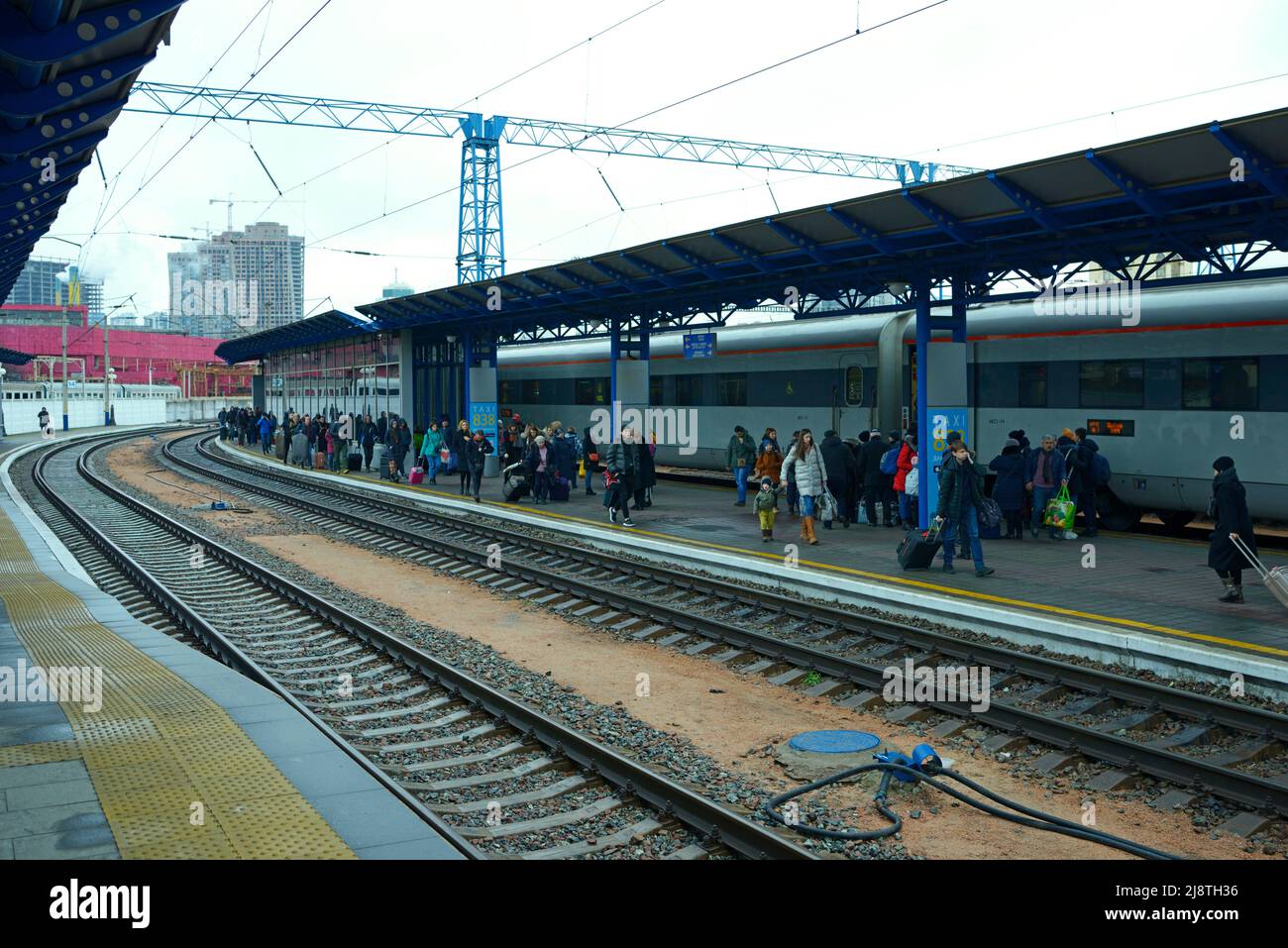 Am Grand Central Bahnhof. Passagiere mit Gepäck, die auf dem Bahnsteig laufen, Eisenbahnwaggons, die auf der Bahnstrecke stehen. 22. Dezember 2019. Ki Stockfoto