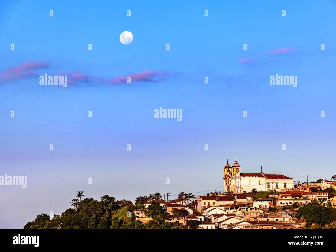 Kirche im Kolonialstil auf dem Berg mit Mondlicht im Hintergrund in der historischen Stadt Ouro Preto in Minas Gerais, Brasilien Stockfoto