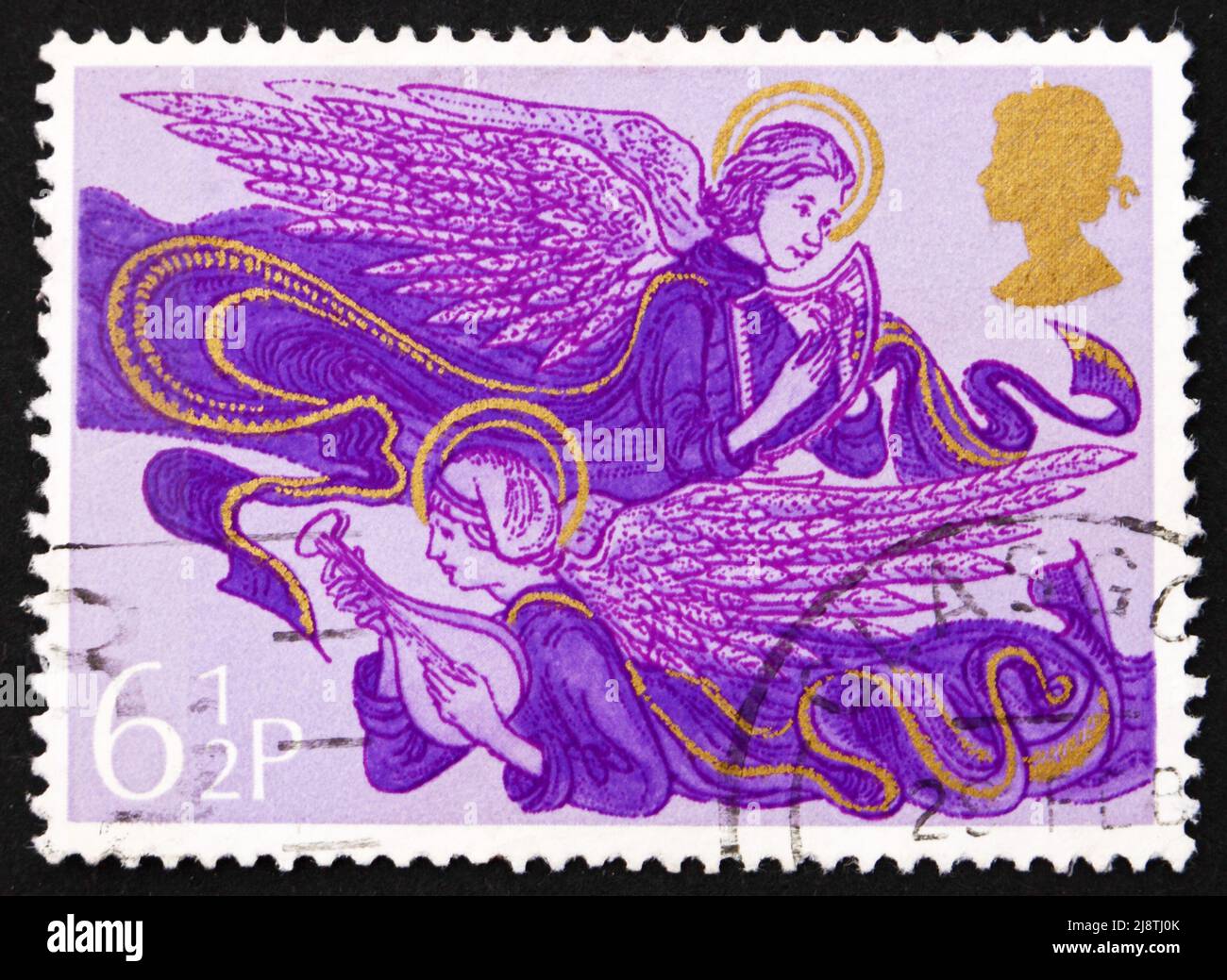 GROSSBRITANNIEN - UM 1975: Eine in Großbritannien gedruckte Briefmarke zeigt Engel mit Laute und Harfe, Weihnachten, um 1975 Stockfoto