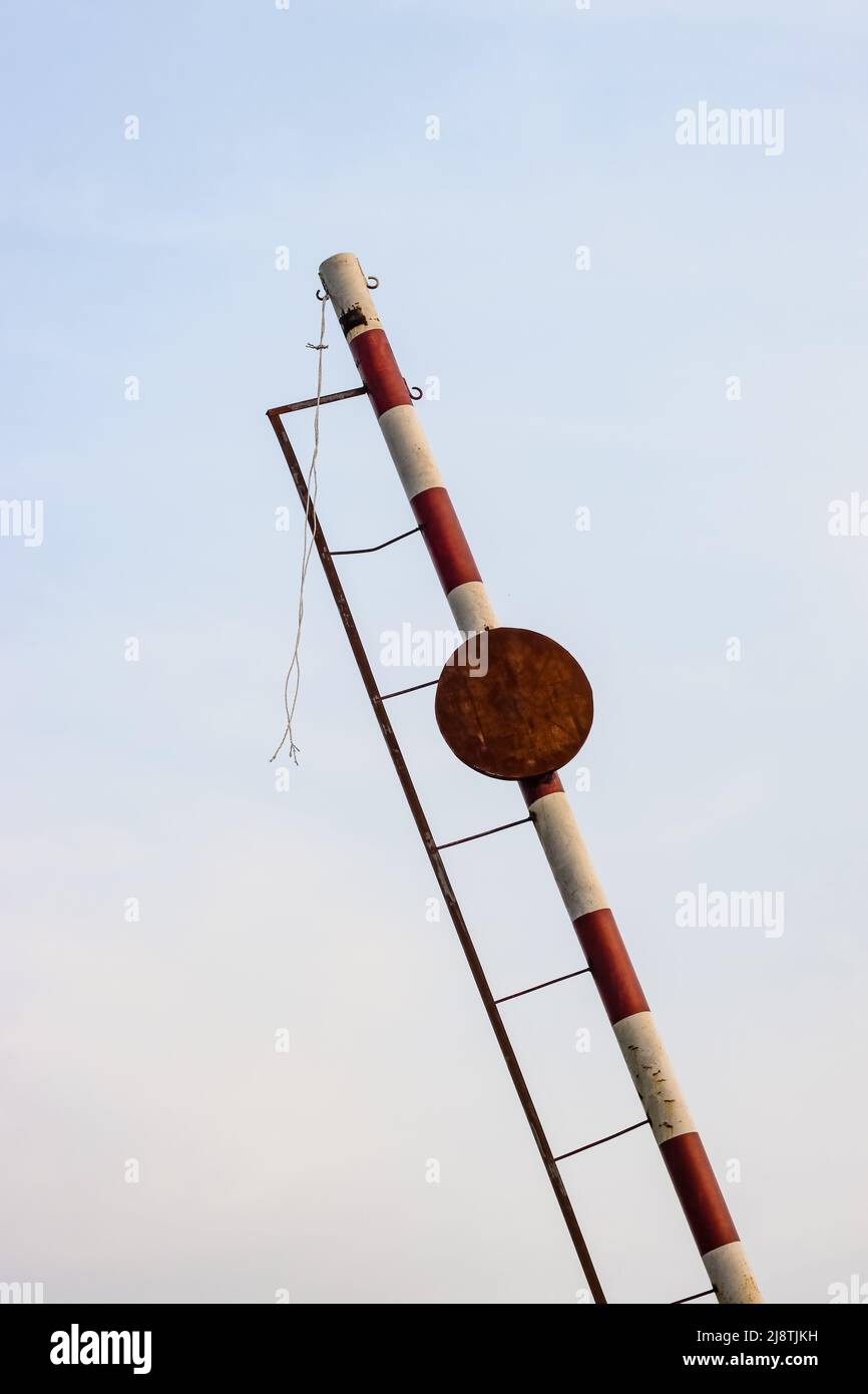 Rustikale alte offene Straßenbarriere Nahaufnahme auf isoliertem Hintergrund Stockfoto