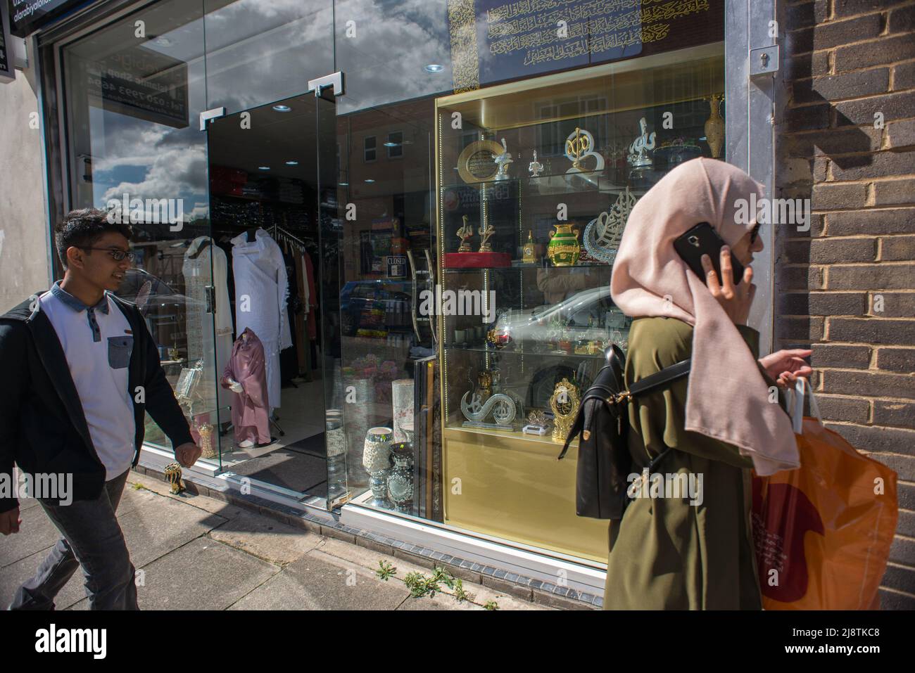 London, 18/08/2017: donna araba passa davanti un negozio di regali islamico - eine arabische Frau, die an einem islamischen Souvenirladen, Whitechapel, vorbeikommt. © Andrea Sabbadini Stockfoto