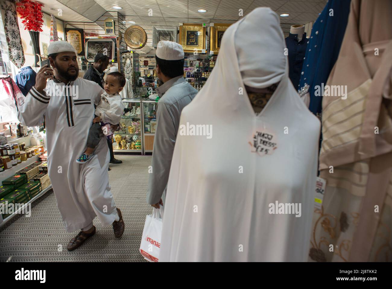London, 18/08/2017: Negozio di abbigliamento islamico - islamisches Bekleidungsgeschäft, Whitechapel. © Andrea Sabbadini Stockfoto