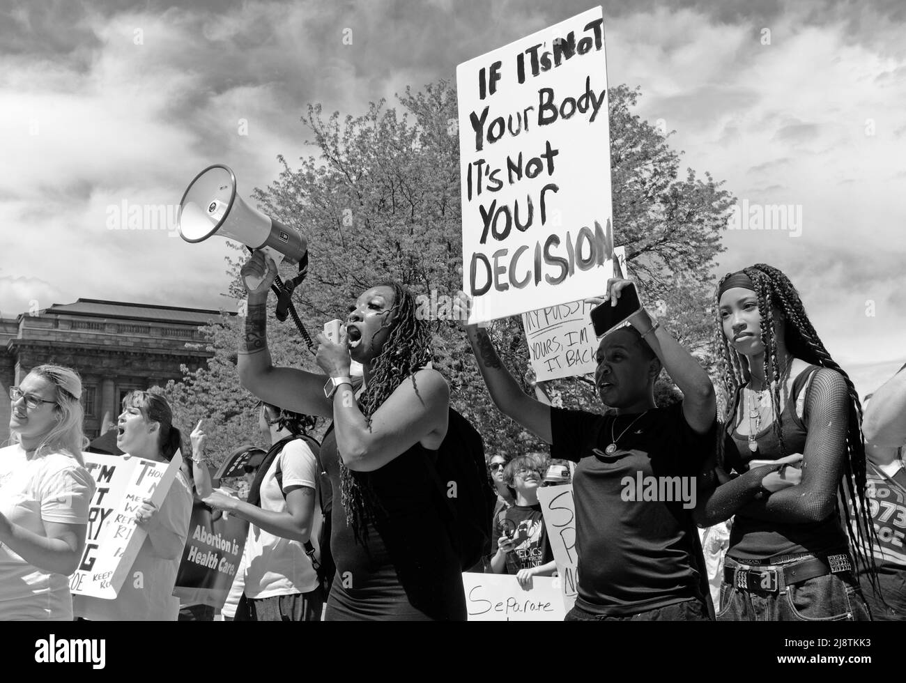 Am 14. Mai 2022 versammelten sich Frauen in Cleveland, Ohio, USA, für Abtreibungsrechte. Stockfoto