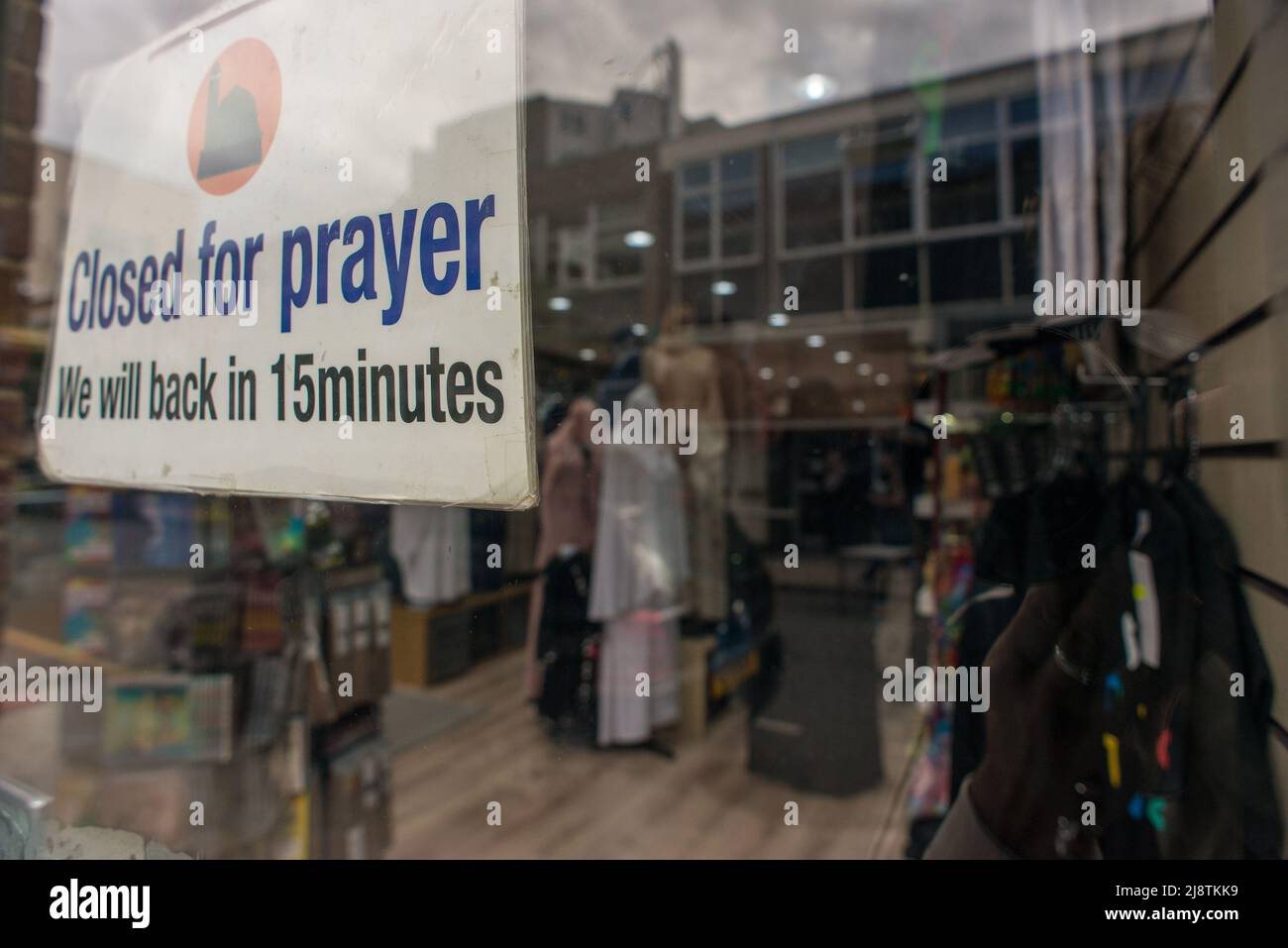 London, 18/08/2017: Negozio islamico chiuso per preghiera - islamischer Laden wegen Gebet geschlossen, Whitechapel. © Andrea Sabbadini Stockfoto