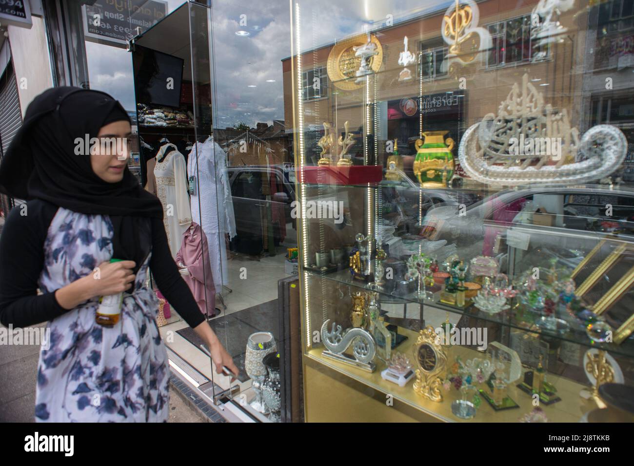 London, 18/08/2017: Negozio islamico - islamischer Souvenirladen, Whitechapel. © Andrea Sabbadini Stockfoto