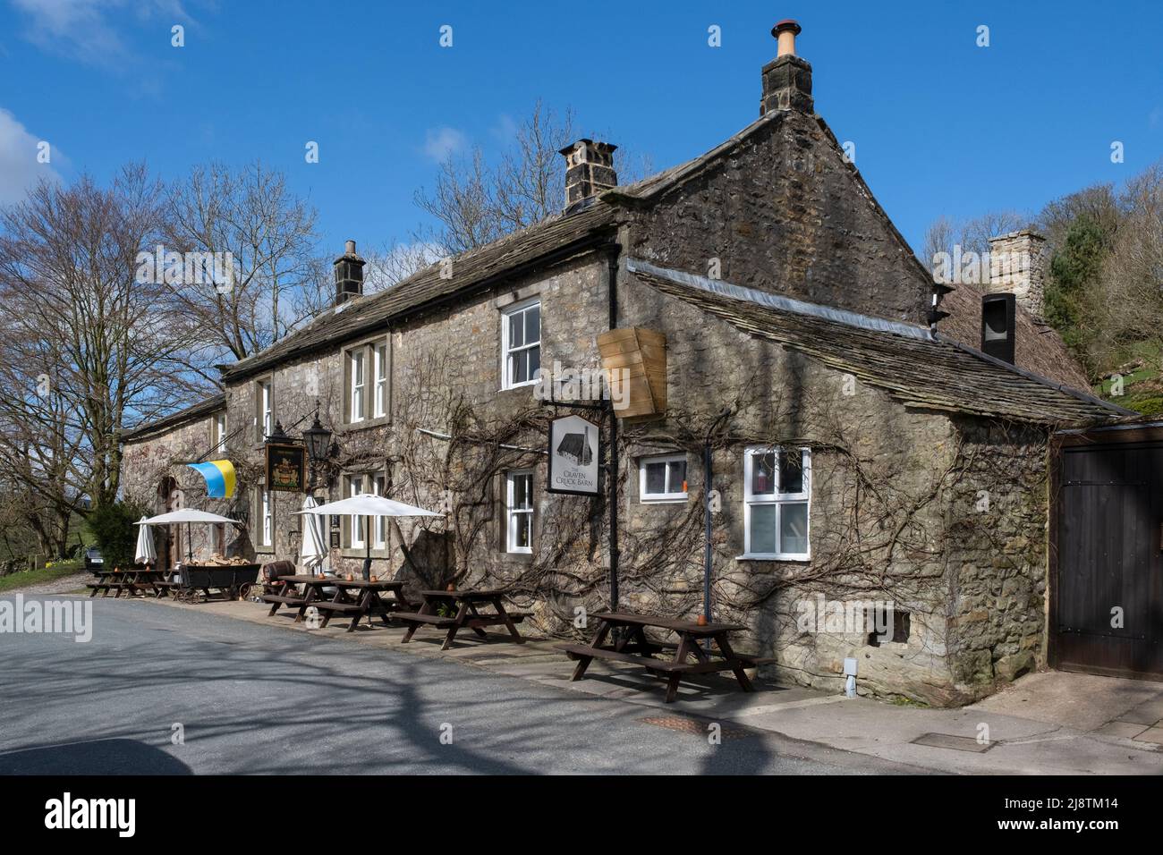 The Craven Arms Pub & Cruck Barn. Ein Pub-Restaurant aus dem 16.. Jahrhundert in Appletreewick, Wharfedale, Yorkshire, Großbritannien Stockfoto