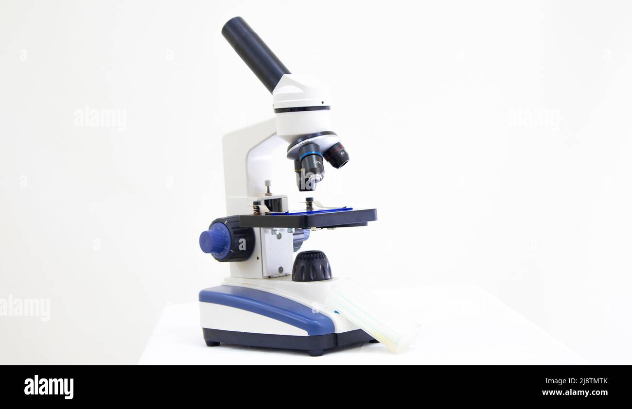 Weißes Mikroskop, Laborwerkzeug auf weißem Hintergrund Stockfoto