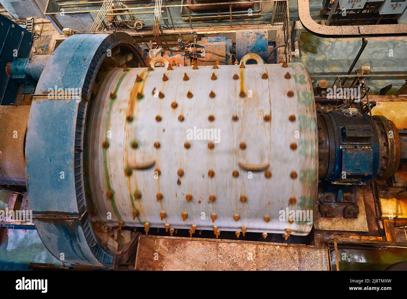 Die riesige Mahlkugelmühle arbeitet mit Mineralerz im Werk Stockfoto