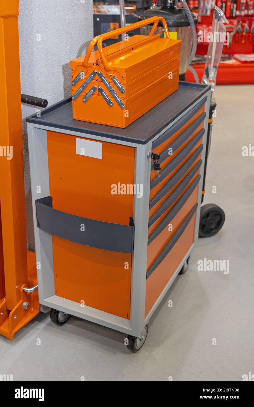Retro Style Orange Toolbox mit Hebeln an der Werkzeugkiste Stockfoto