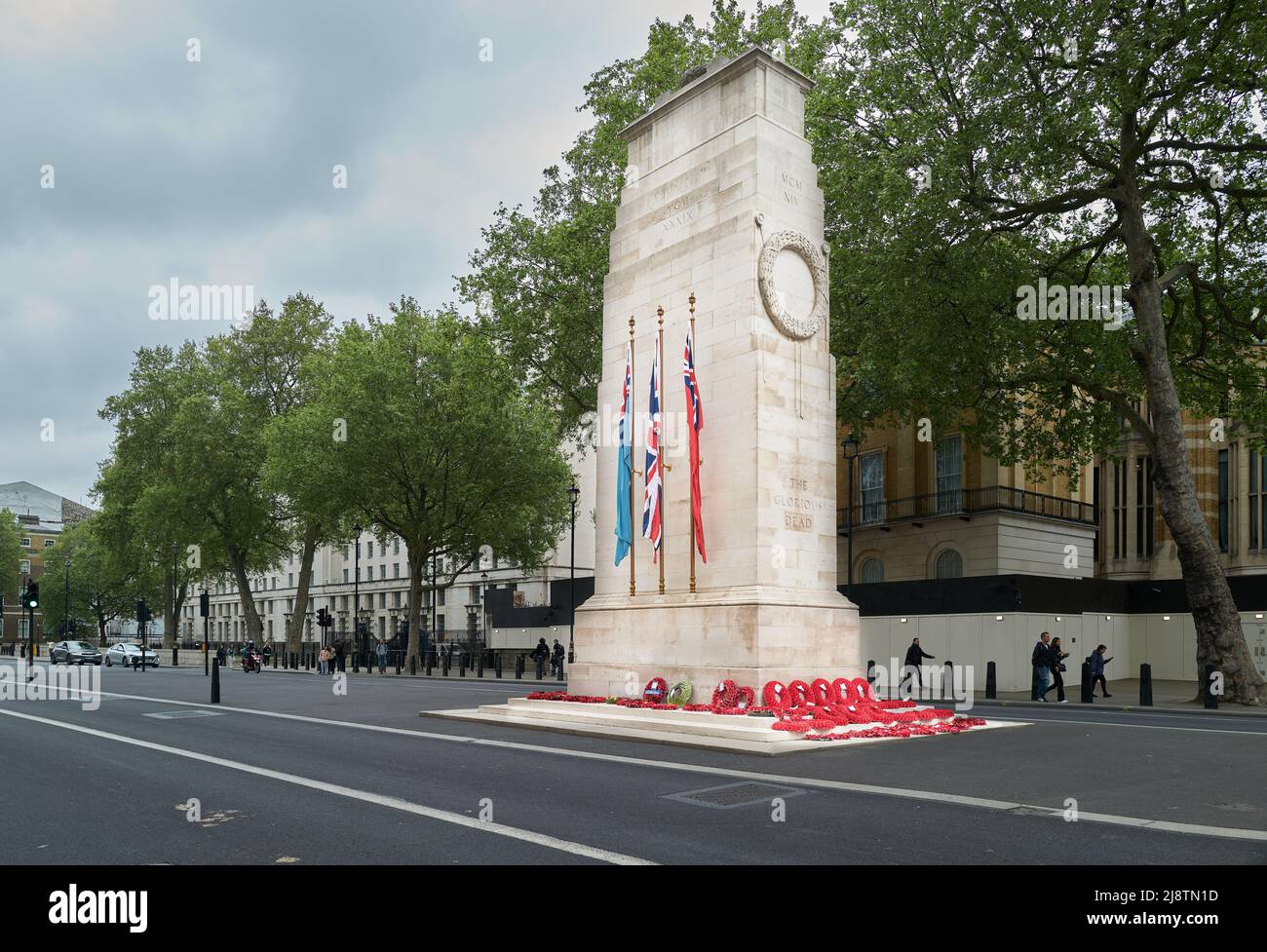 Kränze und Fahnen im Cenotaph, Whitehall, London, England, zum Gedenken an die in zwei Weltkriegen getöteten Dienstmänner und -Frauen. Stockfoto