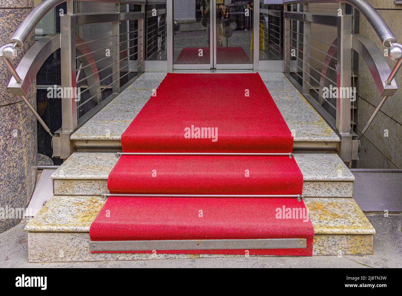 Roter Teppich am Eingang des Luxusgebäudes der Marble Stone Stairs Stockfoto