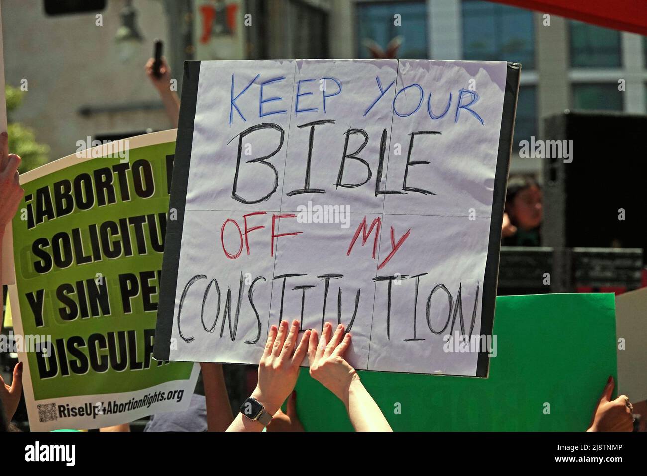 Los Angeles, CA / USA - 14. Mai 2022: Auf einem Schild steht: „KEEP YOUR BIBLE OFF MY CONSTITUTION“ bei einem marsch zur Unterstützung der reproduktiven Rechte von Frauen. Stockfoto