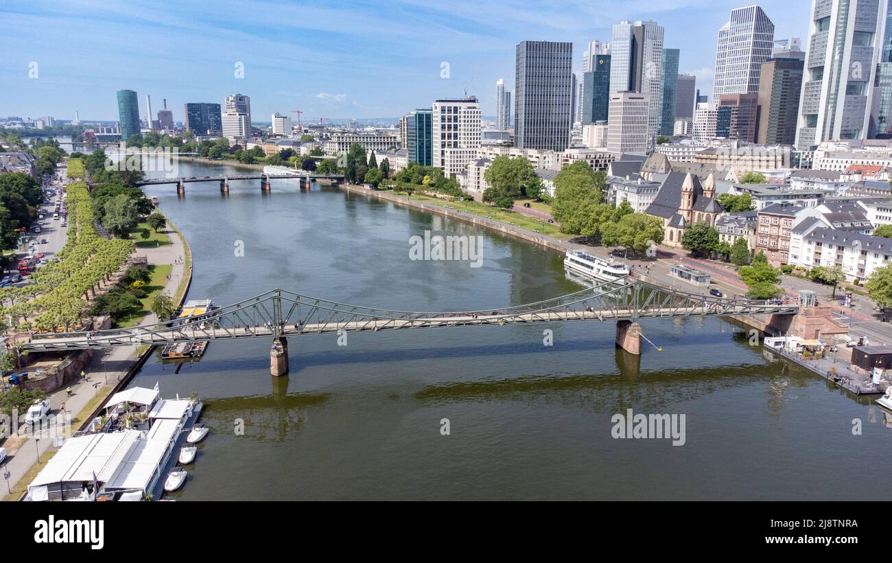 Die Eiserne Fußgängerbrücke oder der Eiserner Steg oder der Main, Frankfurt, Deutschland Stockfoto