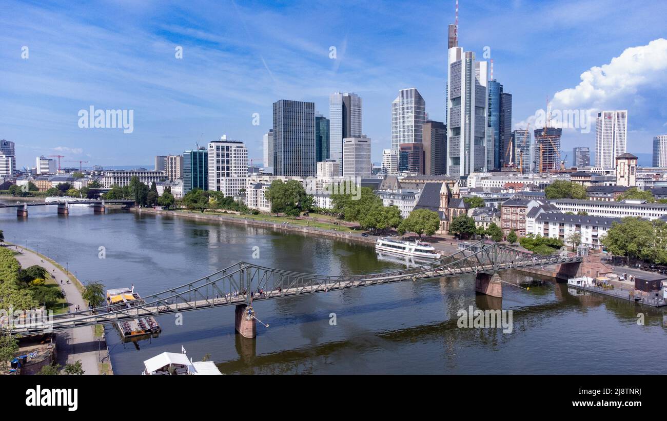 Die Eiserne Fußgängerbrücke oder Eiserner Steg und die Innenstadt von Frankfurt, Deutschland Stockfoto