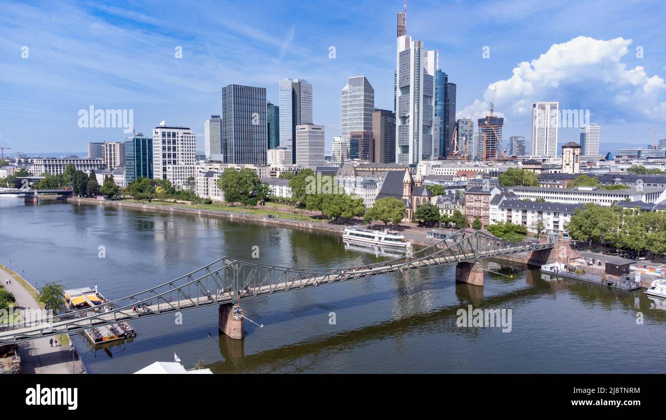 Die Eiserne Fußgängerbrücke oder Eiserner Steg und die Innenstadt von Frankfurt, Deutschland Stockfoto