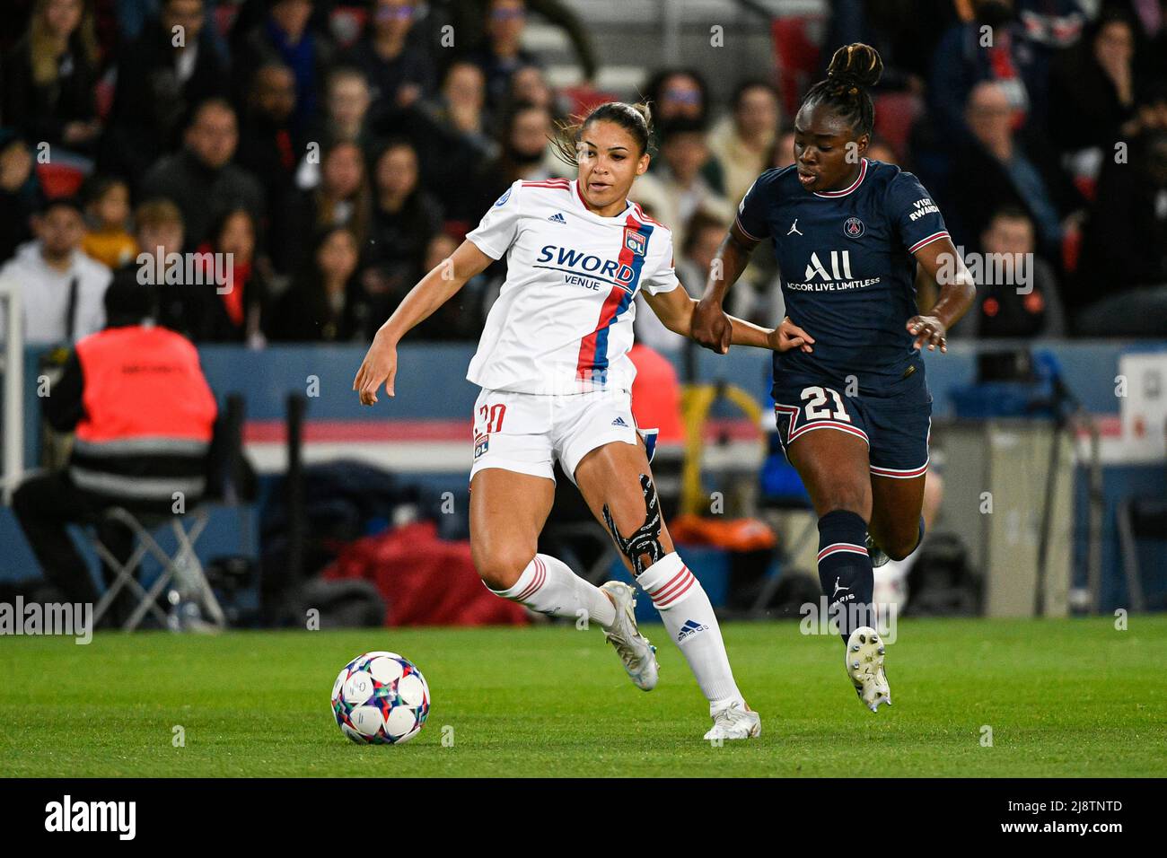 Lyons französische Vorfahrin Delphine Cascarino (R) kämpft während der UEFA Women's Champions League mit Sandy Baltimore aus Paris Saint-Germain um den Ball, Stockfoto