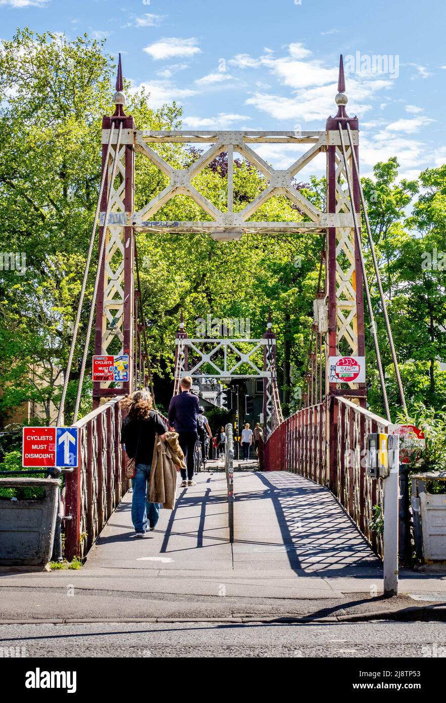 Jail Ferry Bridge eine wichtige Kreuzung für Fußgänger und Radfahrer des Flusses Avon New Cut in Bristol, Großbritannien Stockfoto