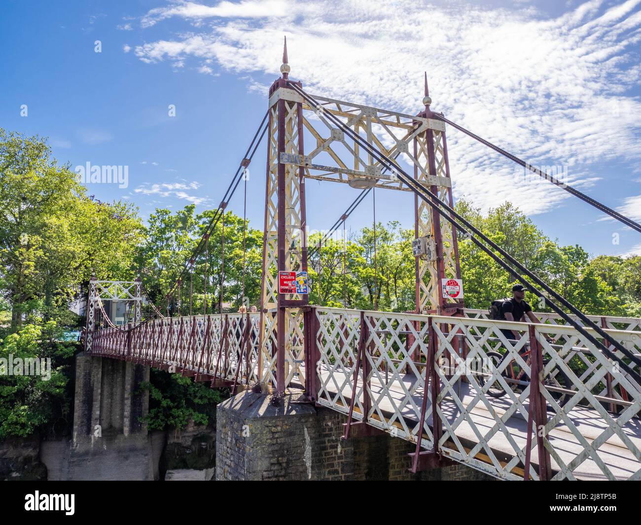 Jail Ferry Bridge eine wichtige Kreuzung für Fußgänger und Radfahrer des Flusses Avon New Cut in Bristol, Großbritannien Stockfoto