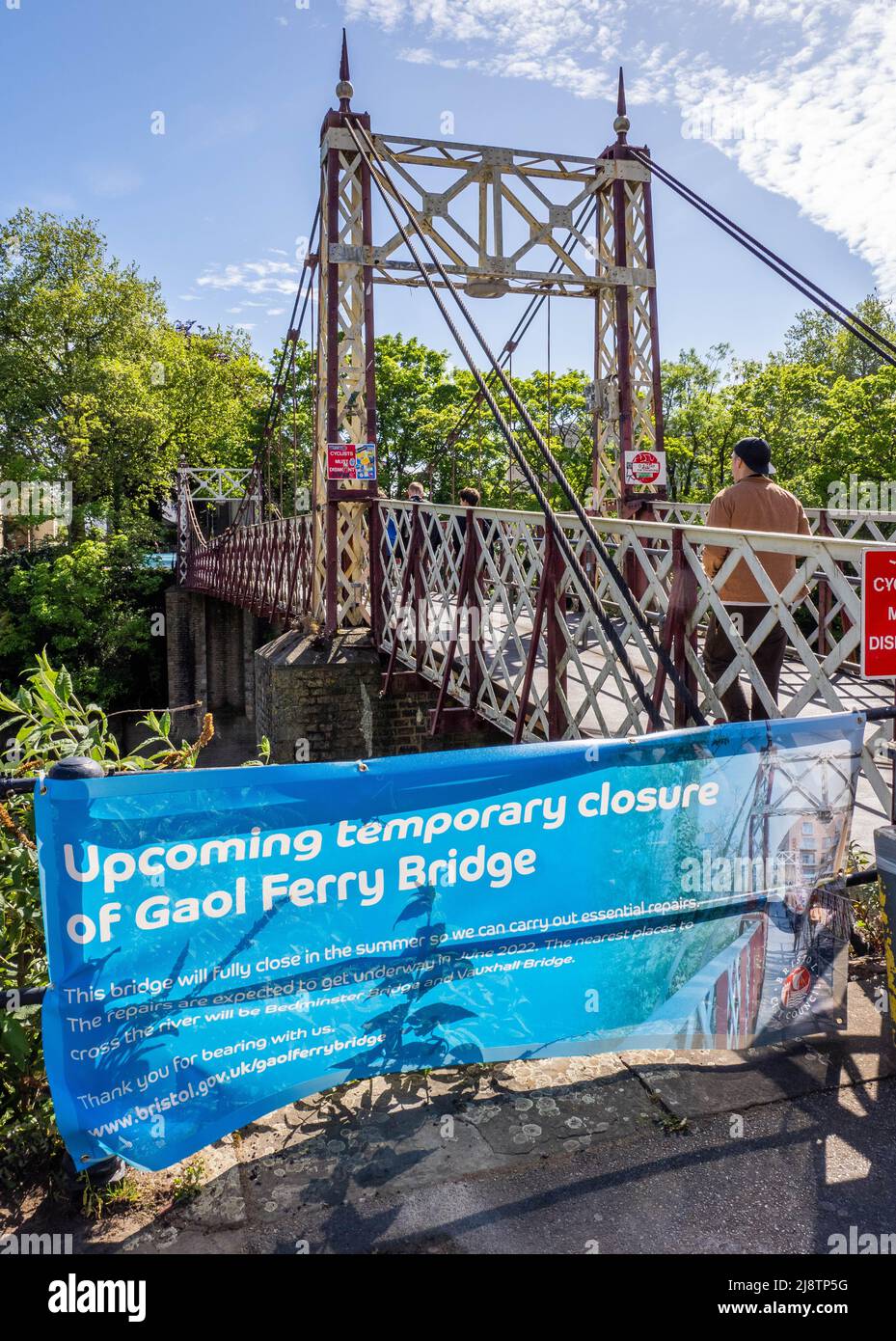 Schließungshinweis auf der Jail Ferry Bridge eine wichtige Kreuzung für Fußgänger und Radfahrer des Flusses Avon New Cut in Bristol, Großbritannien Stockfoto