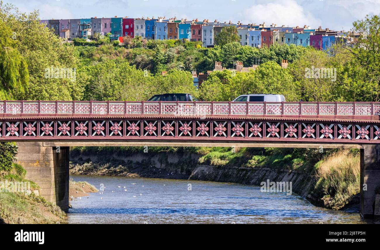 Viktorianische gusseiserne Bedminster Bridge über den Avon New Cut für Verkehr und Fußgänger in Bristol, Großbritannien, mit farbenfrohen Häusern von Totterdown im Hintergrund Stockfoto