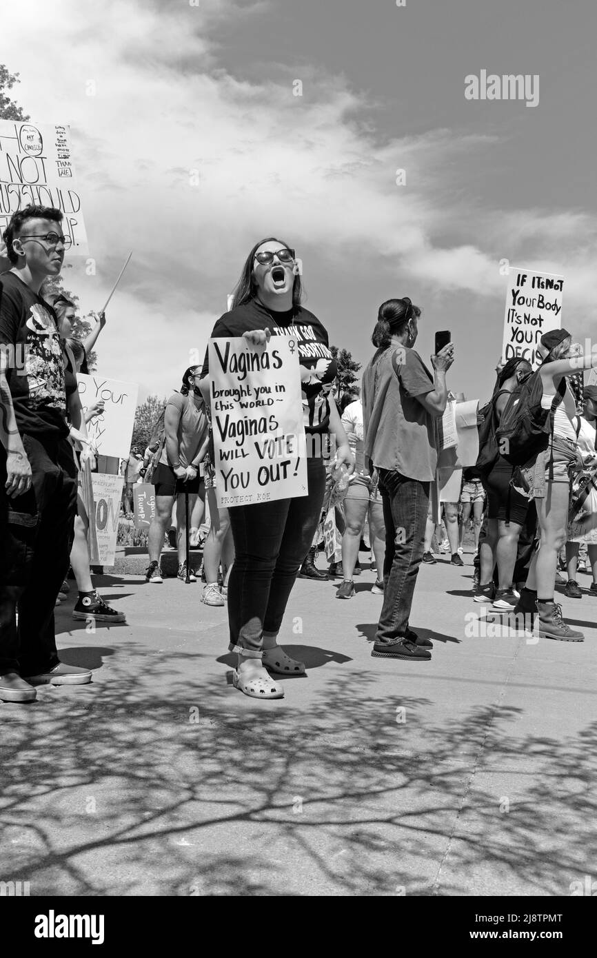 Bei einer Protestkundgebung am 14. Mai 2022 in Cleveland, Ohio, USA, bringt eine Frau ihre Haltung zum Recht auf Abtreibung zum Ausdruck. Stockfoto