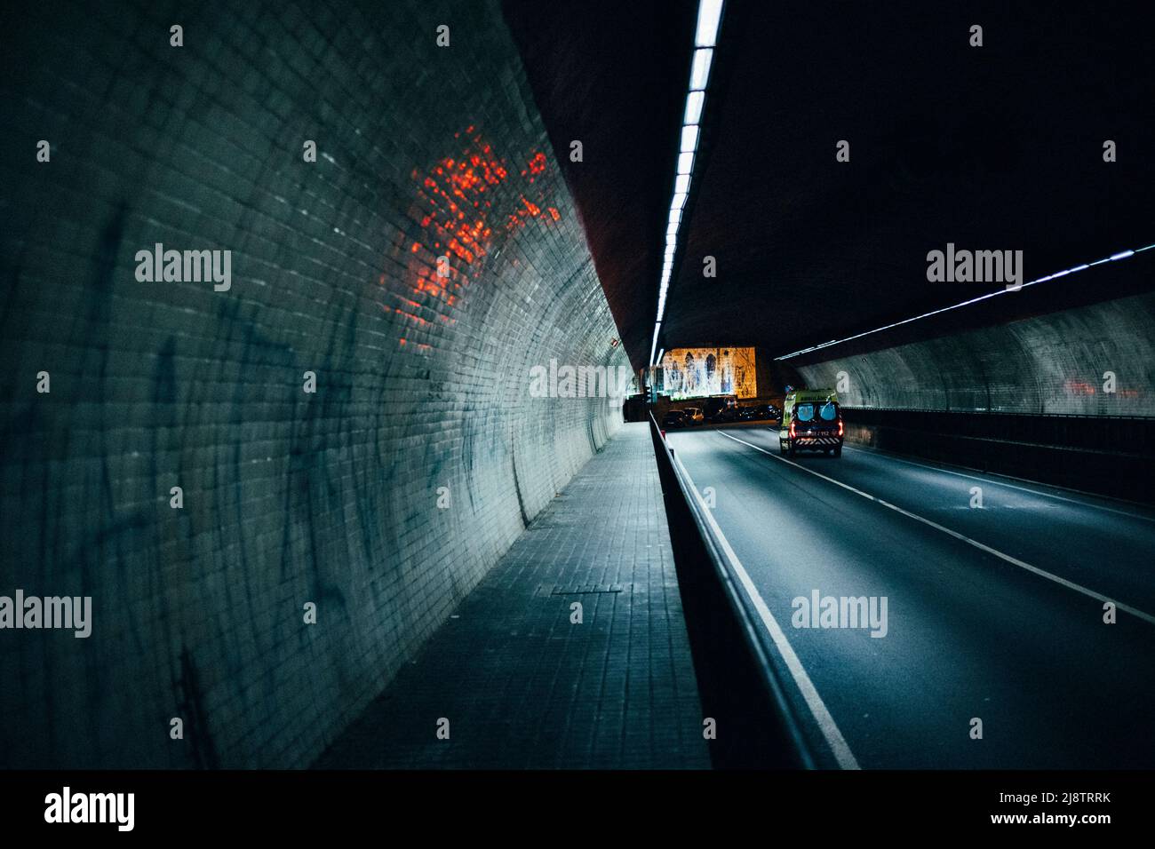 Porto, Portugal, 10.04.22: Nachtleben in Porto, langer Tunnel mit einem Rettungswagen. Foto: pressefoto Mika Volkmann Stockfoto