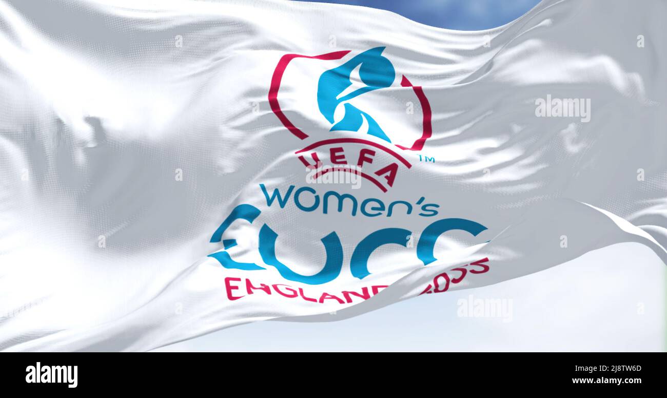 London, Großbritannien, 2022. Mai: Die Flagge der UEFA-Europameisterschaft der Frauen zur Fußball-Europameisterschaft 2022 fliegt im Wind. Die Frauen-Euro 2022 findet in E statt Stockfoto