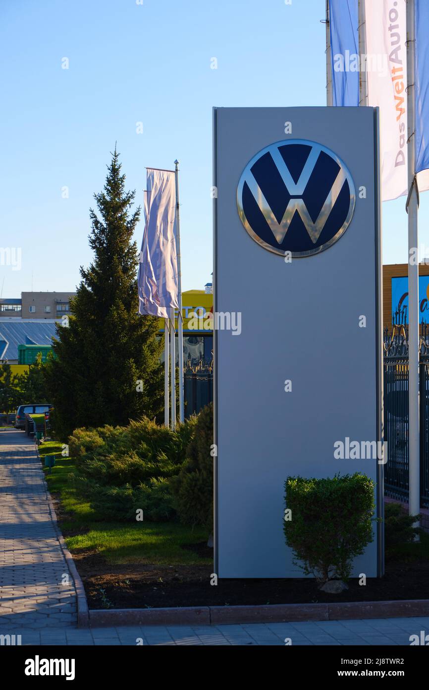 Kasachstan, Kostanay, 11. Mai 2022, Autohaus, Logo-Schild Volkswagen Händler Stockfoto