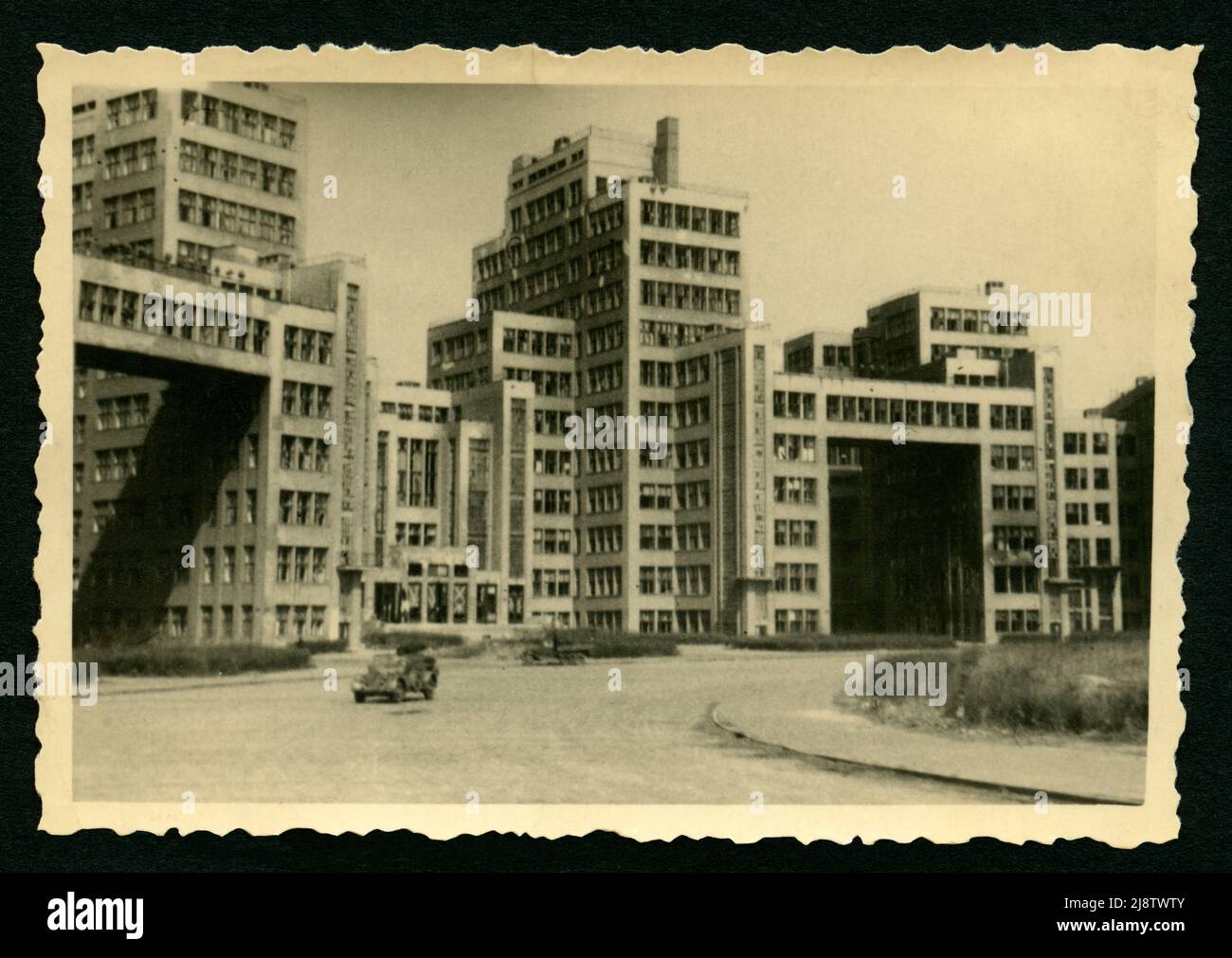 Europa, Ukraine, Charkow ( Charkiw ) , im 2. Weltkrieg, während der deutschen Besetzung, 1943 , Motiv zeigt den Gosprom Complex ( Derzhprom Gebäude ) ? Fotografiert von dem Pionier Bruno Feltz. / Europa, Ukraine, Charkiw, im 2. Weltkrieg, während der deutschen Besatzung, 1943, das Derzhprom-Gebäude? . Stockfoto
