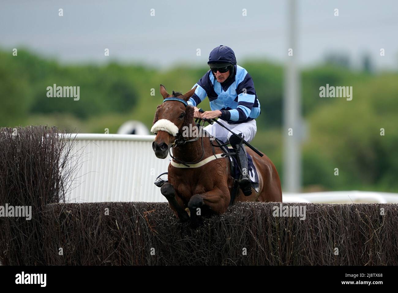 Loughermore wird von William Shanahan gefahren und gewinnt das Handicap Chase (GBB Race) der Ryley Wealth Management Novices auf der Rennbahn Southwell in Nottinghamshire. Bilddatum: Mittwoch, 18. Mai 2022. Stockfoto