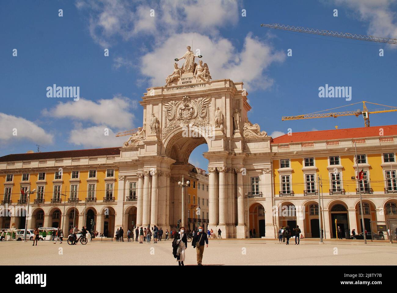 Der Rua Augusta Bogen am Praca do Comercio in Lissabon, Portugal. Es wurde 1873 erbaut, um den Wiederaufbau der Stadt nach dem Erdbeben von 1755 zu markieren. Stockfoto