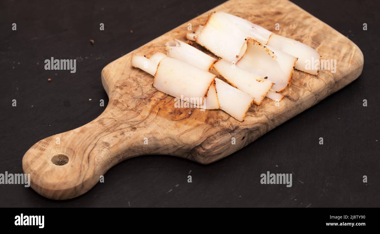 Trockenes Salz salo, traditionelles slawisches Essen, fatback-Platte gefroren und dünn rasiert Stockfoto