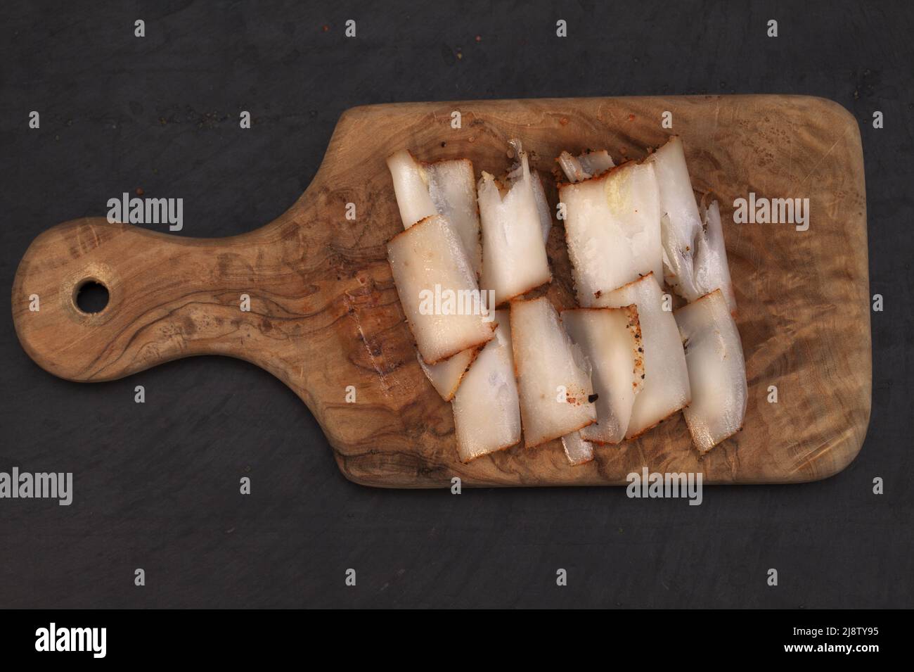 Trockenes Salz salo, traditionelles slawisches Essen, fatback-Platte gefroren und dünn rasiert Stockfoto