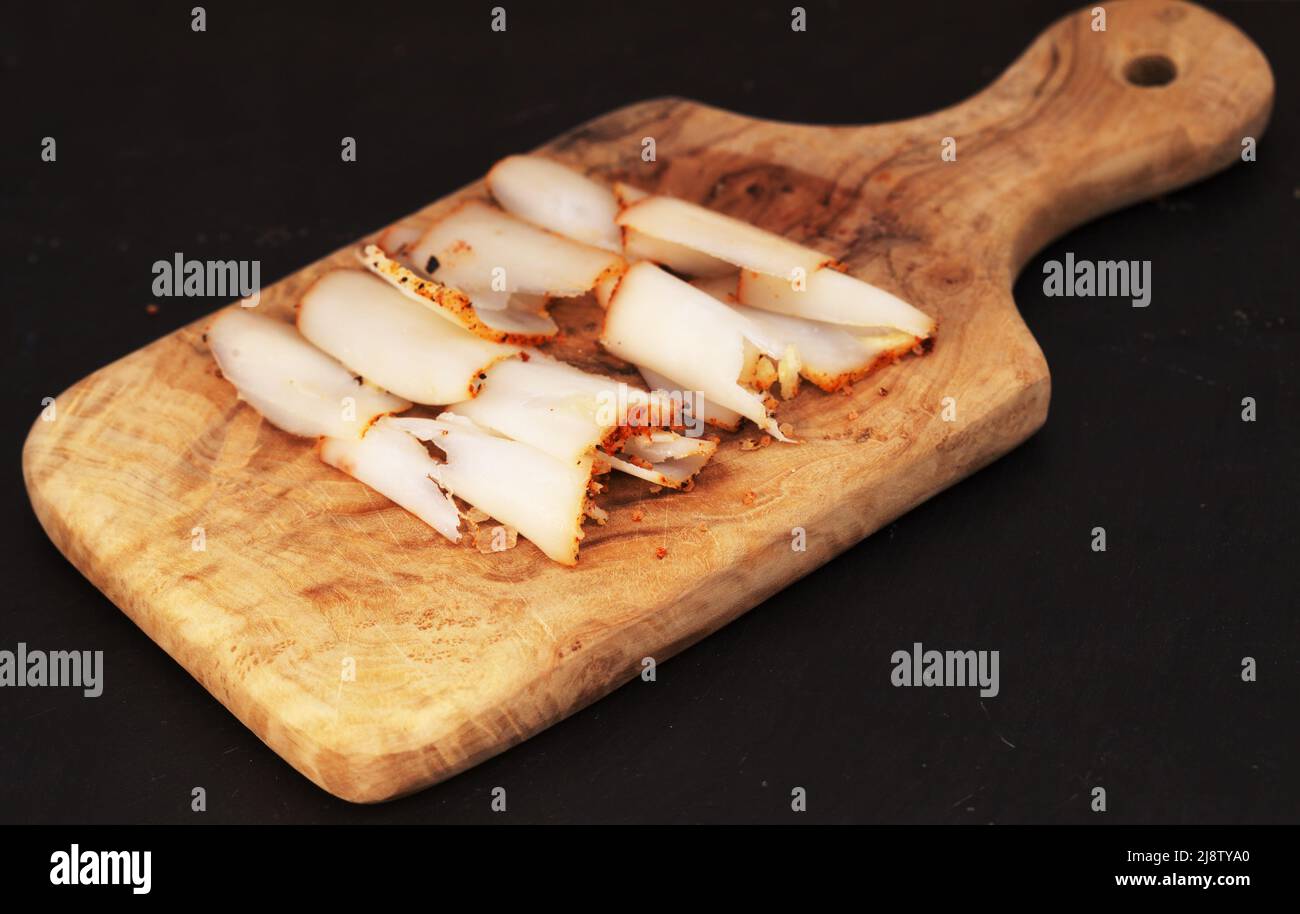 Trockenes Salz salo, traditionelles slawisches Essen, fatback-Platte gefroren und dünn rasiert Stockfoto