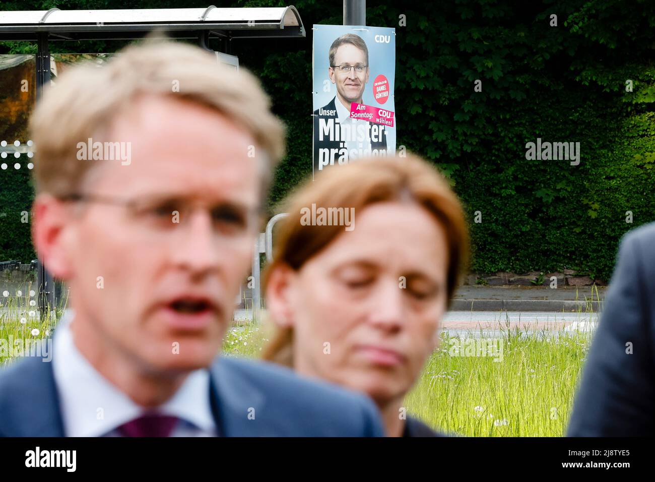 Kiel, Deutschland. 18.. Mai 2022. Hinter der Kieler Staatskanzlei hängt ein Wahlplakat, hinter Daniel Günther (l., CDU), Ministerpräsident von Schleswig-Holstein, und Karin Prien (CDU), Ministerin für Bildung, Wissenschaft und Kultur. Der CDU-Landesvorstand hatte zuvor den Verlauf der Sondierungsgespräche mit der FDP und den Grünen diskutiert. Quelle: Frank Molter/dpa/Alamy Live News Stockfoto