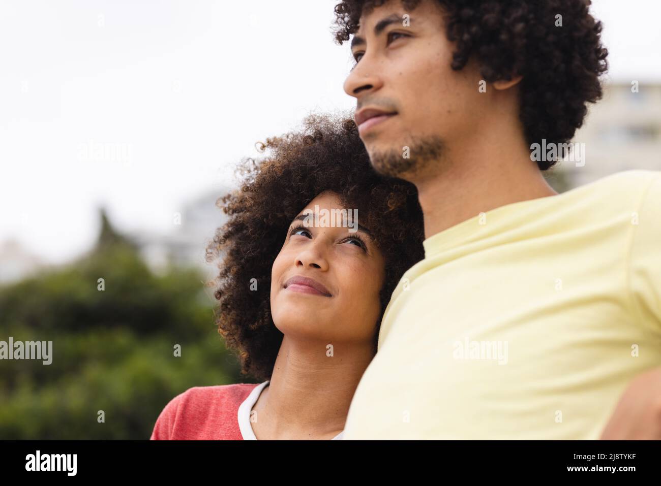 Junge Afro-Frau, die einen nachdenklichen afroamerikanischen Freund ansieht Stockfoto