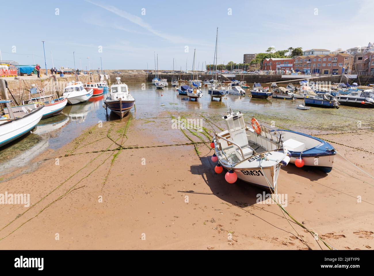 Paignton, Devon, Großbritannien, 14. 2022. Mai: Die Flut ist im Hafen von Paignton und die festgeschütteten kleinen Boote ruhen auf dem Sand. Stockfoto