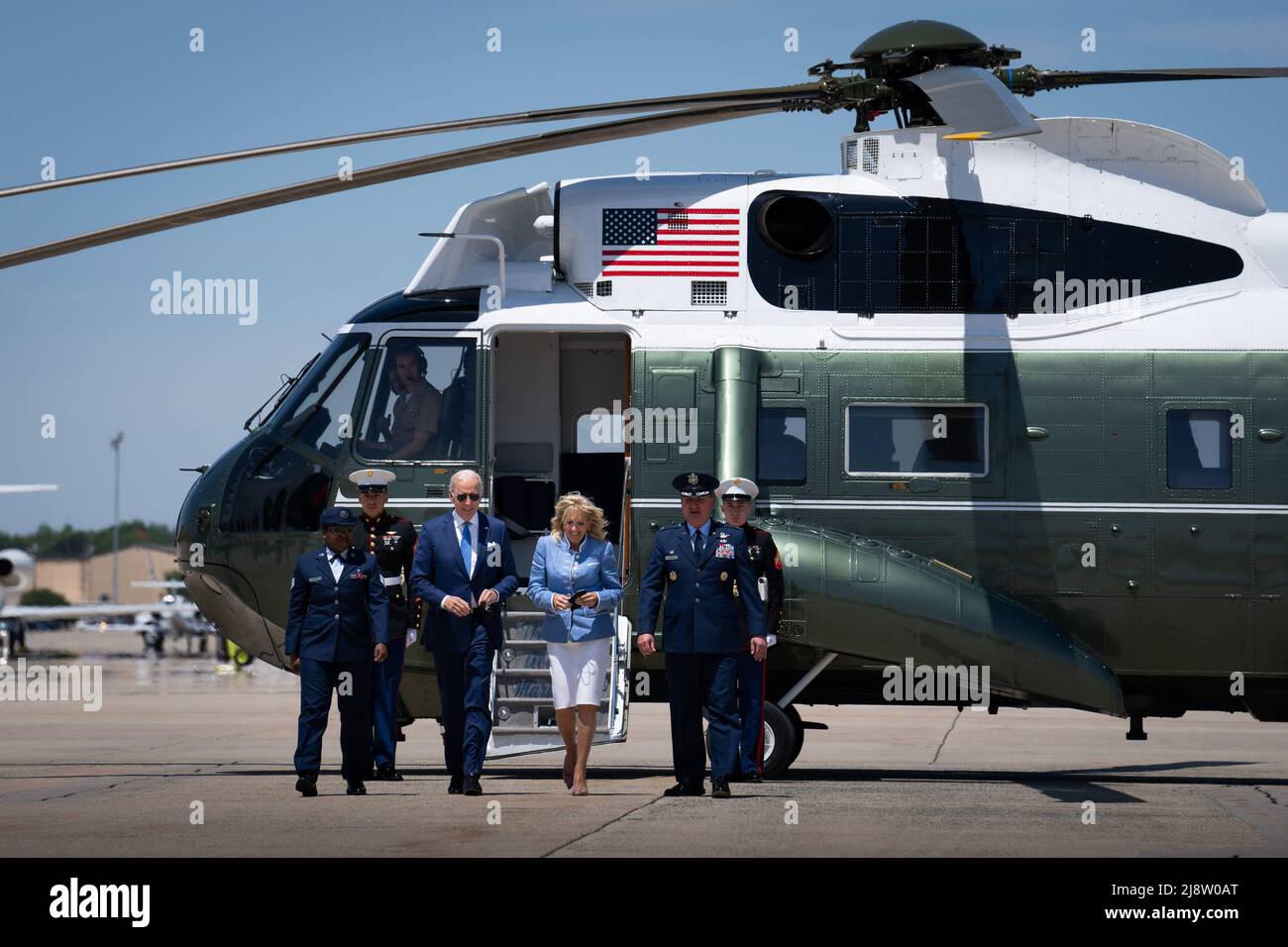 Usa. 18.. Mai 2022. Präsident Joe Biden begibt sich mit First Lady Jill Biden an Bord eines Flugzeugs, um nach Ecuador zu reisen, um am Mittwoch, den 18. Mai 2022, an der gemeinsamen Basis Andrews im Prince Georges County, Maryland, eine sechstägige Lateinamerika-Tour mit geplanten Zwischenstopps in Ecuador, Panama und Costa Rica zu beginnen. Foto von Erin Schaff/The New York Times Kredit: UPI/Alamy Live News Stockfoto